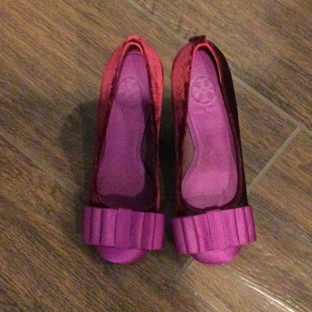 Tory Burch red and fuchsia velvet pump never worn